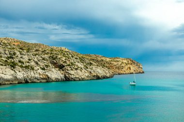 İspanya 'nın Mallorca adasındaki Cala Sant Vicen körfezinin kapısındaki Puig de l' guila 'ya akşam yürüyüşü