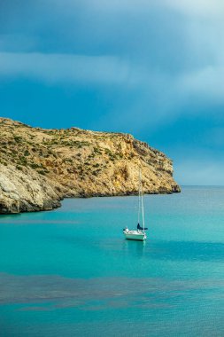 İspanya 'nın Mallorca adasındaki Cala Sant Vicen körfezinin kapısındaki Puig de l' guila 'ya akşam yürüyüşü