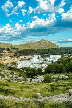 İspanya 'nın Mallorca adasındaki Cala Sant Vicen körfezinin kapısındaki Puig de l' guila 'ya akşam yürüyüşü