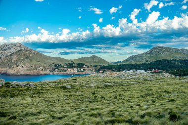 İspanya 'nın Mallorca adasındaki Cala Sant Vicen körfezinin kapısındaki Puig de l' guila 'ya akşam yürüyüşü