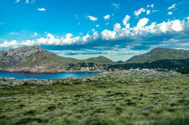 İspanya 'nın Mallorca adasındaki Cala Sant Vicen körfezinin kapısındaki Puig de l' guila 'ya akşam yürüyüşü