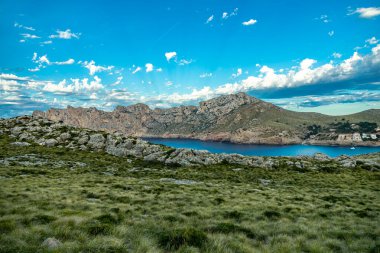 İspanya 'nın Mallorca adasındaki Cala Sant Vicen körfezinin kapısındaki Puig de l' guila 'ya akşam yürüyüşü