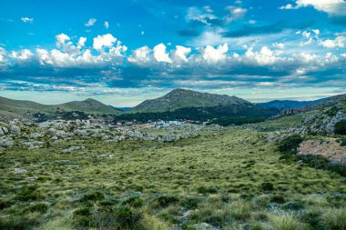 İspanya 'nın Mallorca adasındaki Cala Sant Vicen körfezinin kapısındaki Puig de l' guila 'ya akşam yürüyüşü