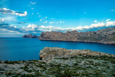 İspanya 'nın Mallorca adasındaki Cala Sant Vicen körfezinin kapısındaki Puig de l' guila 'ya akşam yürüyüşü