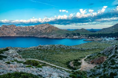 İspanya 'nın Mallorca adasındaki Cala Sant Vicen körfezinin kapısındaki Puig de l' guila 'ya akşam yürüyüşü