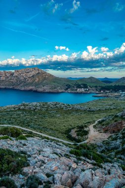 İspanya 'nın Mallorca adasındaki Cala Sant Vicen körfezinin kapısındaki Puig de l' guila 'ya akşam yürüyüşü