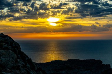 İspanya 'nın Mallorca adasındaki Cala Sant Vicen körfezinin kapısındaki Puig de l' guila 'ya akşam yürüyüşü