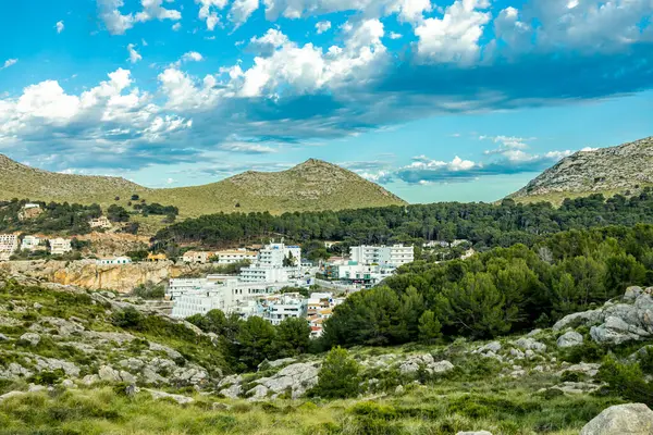 İspanya 'nın Mallorca adasındaki Cala Sant Vicen körfezinin kapısındaki Puig de l' guila 'ya akşam yürüyüşü