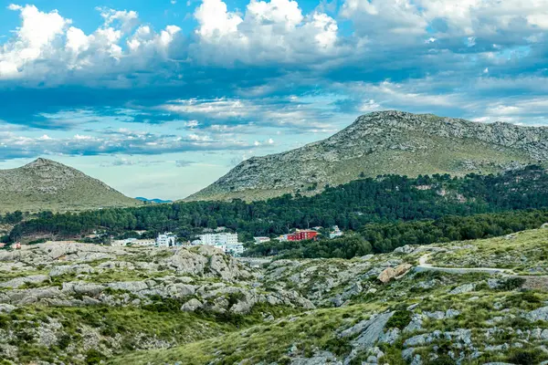 İspanya 'nın Mallorca adasındaki Cala Sant Vicen körfezinin kapısındaki Puig de l' guila 'ya akşam yürüyüşü