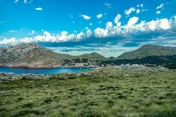 İspanya 'nın Mallorca adasındaki Cala Sant Vicen körfezinin kapısındaki Puig de l' guila 'ya akşam yürüyüşü