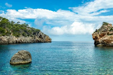 İspanya, Mallorca 'nın güzel Balear adasındaki Cala de Dei körfezine doğru kıyı yürüyüşü.