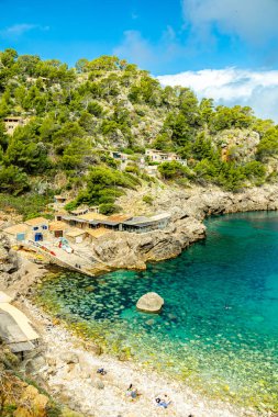 İspanya, Mallorca 'nın güzel Balear adasındaki Cala de Dei körfezine doğru kıyı yürüyüşü.
