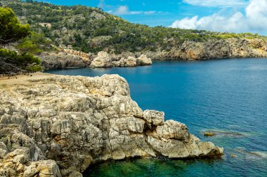 İspanya, Mallorca 'nın güzel Balear adasındaki Cala de Dei körfezine doğru kıyı yürüyüşü.