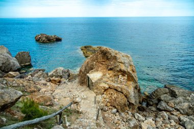 İspanya, Mallorca 'nın güzel Balear adasındaki Cala de Dei körfezine doğru kıyı yürüyüşü.