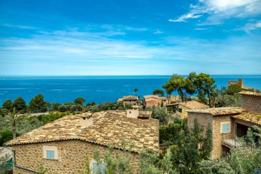 İspanya, Mallorca 'nın güzel Balear adasındaki Cala de Dei körfezine doğru kıyı yürüyüşü.