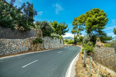 İspanya, Mallorca 'nın güzel Balear adasındaki Cala de Dei körfezine doğru kıyı yürüyüşü.