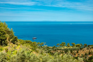 İspanya, Mallorca 'nın güzel Balear adasındaki Cala de Dei körfezine doğru kıyı yürüyüşü.