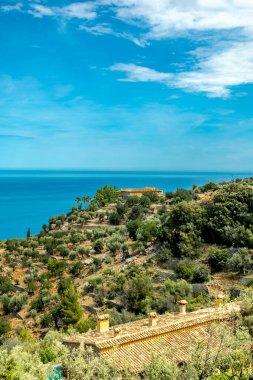 İspanya, Mallorca 'nın güzel Balear adasındaki Cala de Dei körfezine doğru kıyı yürüyüşü.