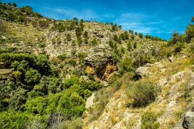 İspanya, Mallorca 'nın güzel Balear adasındaki Cala de Dei körfezine doğru kıyı yürüyüşü.