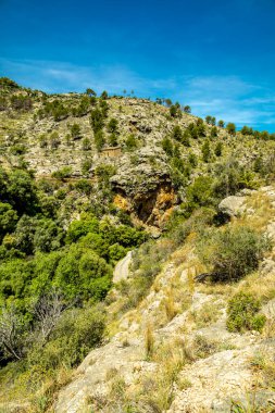 İspanya, Mallorca 'nın güzel Balear adasındaki Cala de Dei körfezine doğru kıyı yürüyüşü.