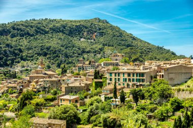 Serra de Tramuntana bölgesinin kuzeybatısındaki güzel Valldemossa kasabasında kısa bir mola.