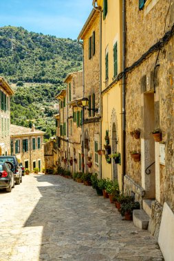 Serra de Tramuntana bölgesinin kuzeybatısındaki güzel Valldemossa kasabasında kısa bir mola.