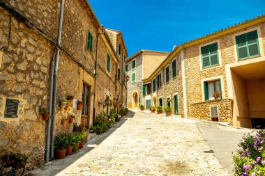 Serra de Tramuntana bölgesinin kuzeybatısındaki güzel Valldemossa kasabasında kısa bir mola.