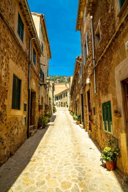 Serra de Tramuntana bölgesinin kuzeybatısındaki güzel Valldemossa kasabasında kısa bir mola.
