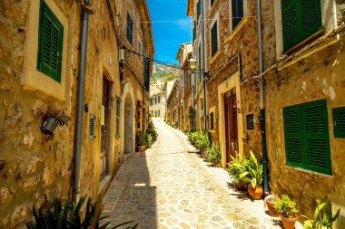 Serra de Tramuntana bölgesinin kuzeybatısındaki güzel Valldemossa kasabasında kısa bir mola.