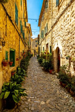 Serra de Tramuntana bölgesinin kuzeybatısındaki güzel Valldemossa kasabasında kısa bir mola.