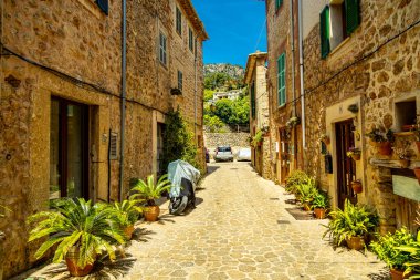 Serra de Tramuntana bölgesinin kuzeybatısındaki güzel Valldemossa kasabasında kısa bir mola.