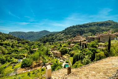 Serra de Tramuntana bölgesinin kuzeybatısındaki güzel Valldemossa kasabasında kısa bir mola.