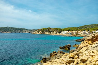 İspanya 'nın Mallorca adasının güneyindeki Sant Elm kıyı kasabasındaki D' en Grau kıyı yolunda küçük ama güzel bir yürüyüş.