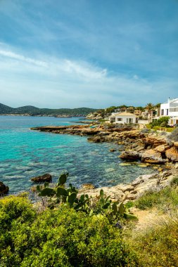 İspanya 'nın Mallorca adasının güneyindeki Sant Elm kıyı kasabasındaki D' en Grau kıyı yolunda küçük ama güzel bir yürüyüş.