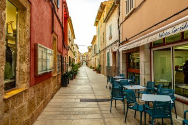 Eski Alcdia kasabasında akşam turu. İspanya 'nın Mallorca adasında fantastik bir günbatımı da dahil.