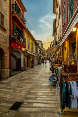 Eski Alcdia kasabasında akşam turu. İspanya 'nın Mallorca adasında fantastik bir günbatımı da dahil.