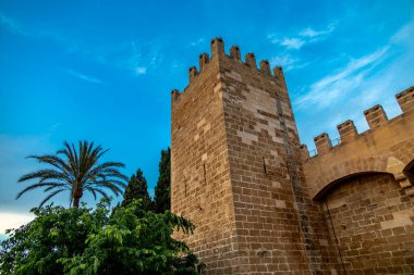 Eski Alcdia kasabasında akşam turu. İspanya 'nın Mallorca adasında fantastik bir günbatımı da dahil.