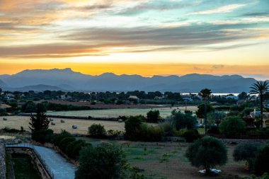 Eski Alcdia kasabasında akşam turu. İspanya 'nın Mallorca adasında fantastik bir günbatımı da dahil.