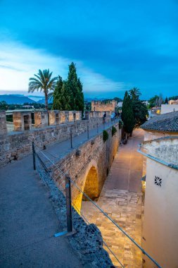 Eski Alcdia kasabasında akşam turu. İspanya 'nın Mallorca adasında fantastik bir günbatımı da dahil.