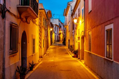 Eski Alcdia kasabasında akşam turu. İspanya 'nın Mallorca adasında fantastik bir günbatımı da dahil.