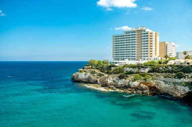 Mallorca 'nın güzel Balearic adasındaki Cala Antena Körfezi' ne doğru kıyı yürüyüşü - İspanya