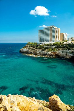 Mallorca 'nın güzel Balearic adasındaki Cala Antena Körfezi' ne doğru kıyı yürüyüşü - İspanya