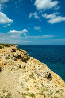 Mallorca 'nın güzel Balearic adasındaki Cala Antena Körfezi' ne doğru kıyı yürüyüşü - İspanya