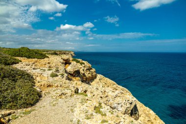 Mallorca 'nın güzel Balearic adasındaki Cala Antena Körfezi' ne doğru kıyı yürüyüşü - İspanya