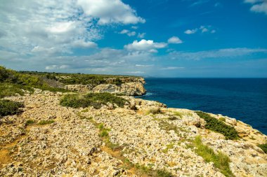 Mallorca 'nın güzel Balearic adasındaki Cala Antena Körfezi' ne doğru kıyı yürüyüşü - İspanya