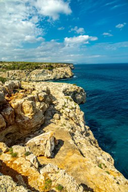 Mallorca 'nın güzel Balearic adasındaki Cala Antena Körfezi' ne doğru kıyı yürüyüşü - İspanya