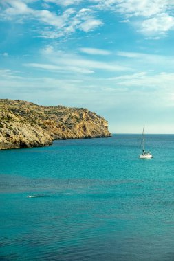 İspanya 'nın Mallorca adasındaki Cala Sant Vicen körfezinin kapısındaki Puig de l' guila 'ya akşam yürüyüşü