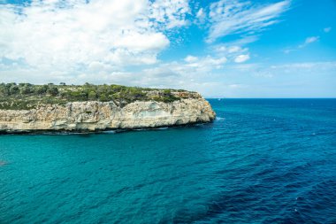 İspanya 'nın Mallorca adasındaki Cala Sant Vicen körfezinin kapısındaki Puig de l' guila 'ya akşam yürüyüşü