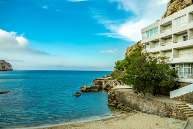 İspanya 'nın Mallorca adasındaki Cala Sant Vicen körfezinin kapısındaki Puig de l' guila 'ya akşam yürüyüşü