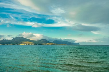 İspanya 'nın Mallorca adasındaki Pollena Körfezi' ne akşam yürüyüşü